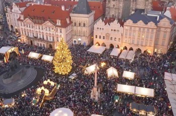 В Праге зажгли главную рождественскую ёлку: фото и видео