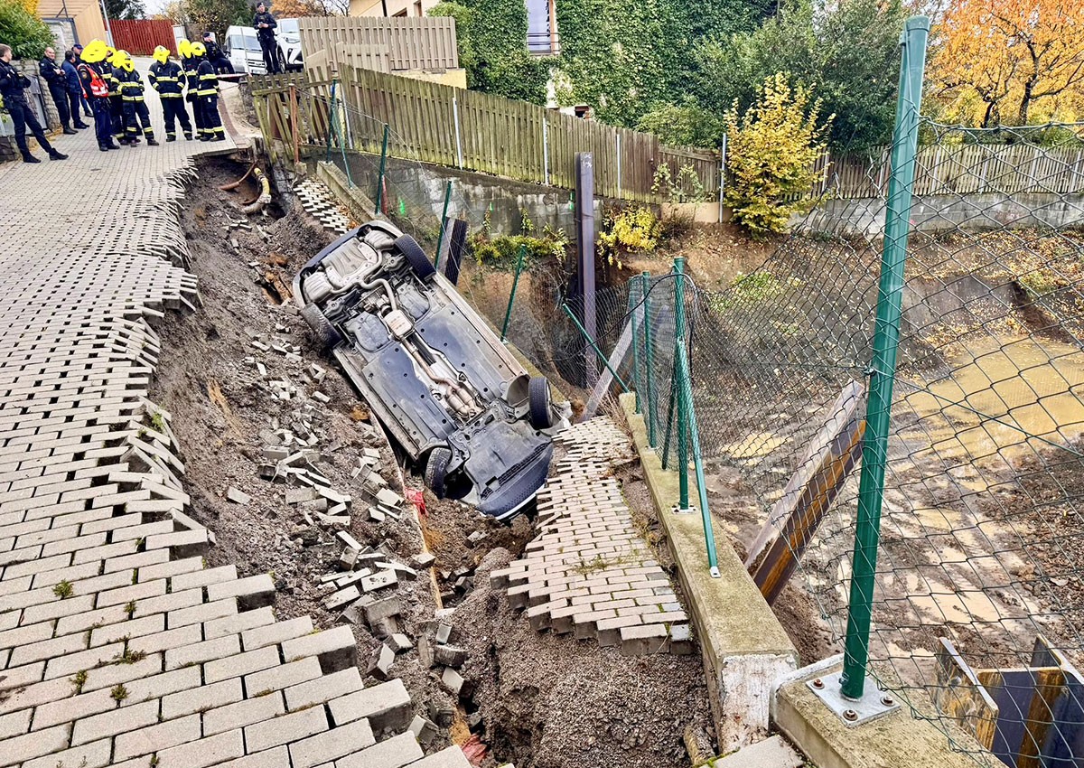 В Праге сошедший грунт уволок полицейскую машину
