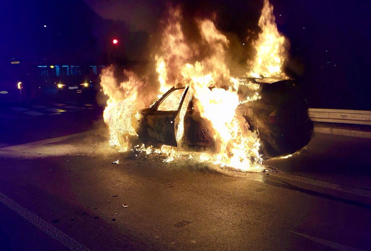 В Праге после ДТП сгорела машина. Виновник сбежал вместе с пассажирами