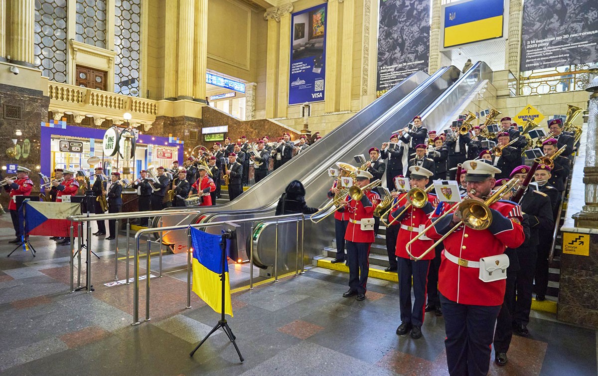 Жест солидарности: оркестр Пражского Града сыграл на вокзале в Киеве гимны Украины, Чехии и ЕС