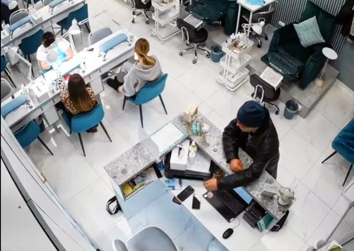 В Праге вор средь бела дня наведался в маникюрный салон: видео