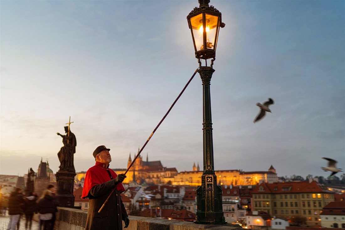 Красивая традиция: фонарщик вернется на Карлов мост Праги