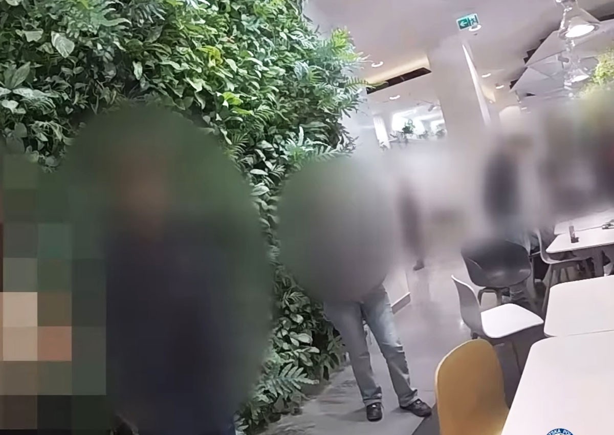 В пражском метро 17-летняя девушка ударила ножом мужчину