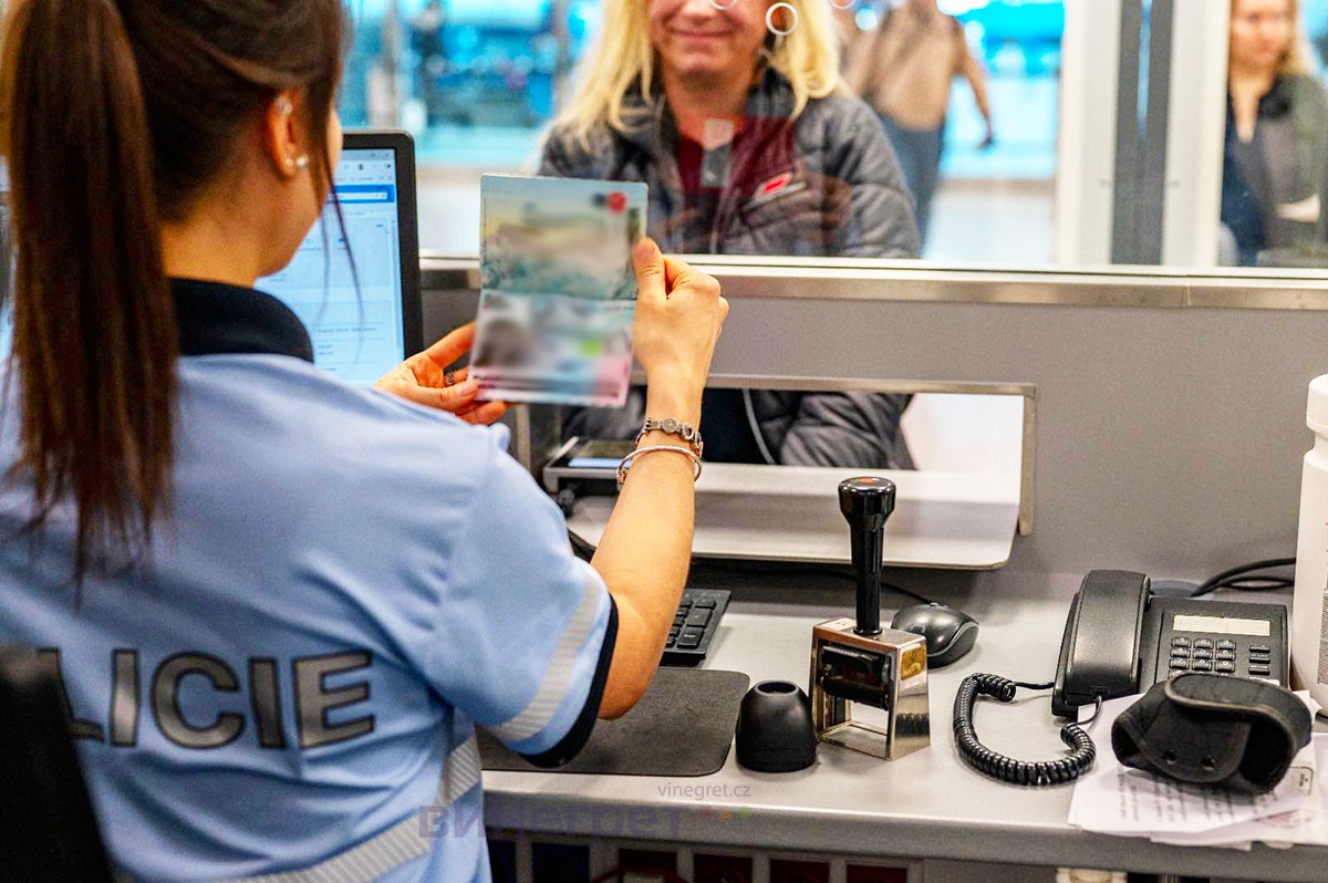 МВД Чехии напомнило мигрантам, что делать при потере документов за границей