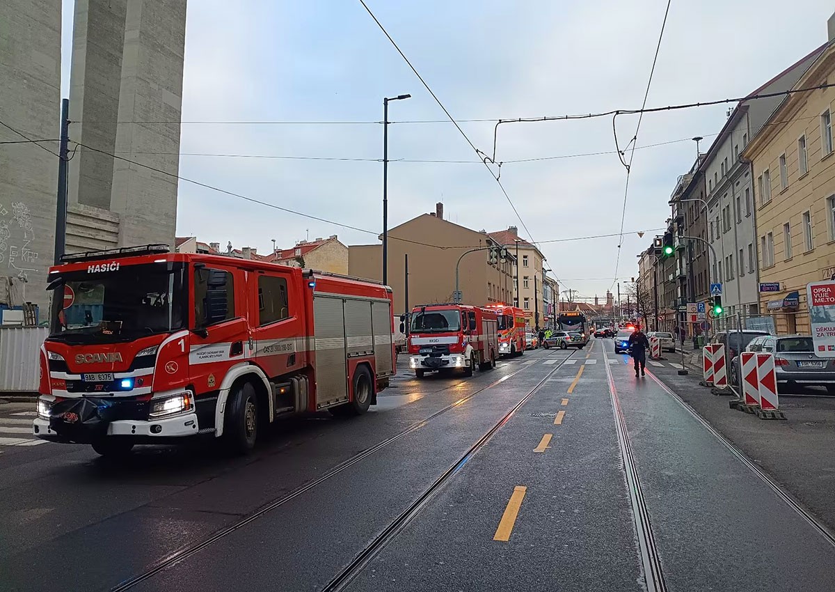 В Праге из-за повреждения газопровода перекрыли улицу и эвакуируют жителей