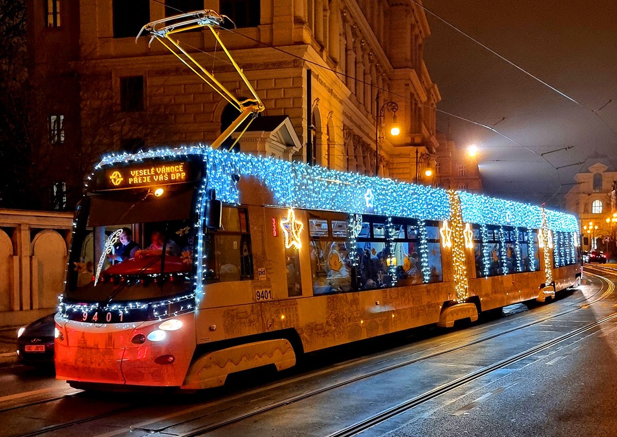 На улицы Праги вышли рождественские трамваи: фото и видео
