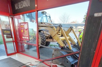 В Чехии в супермаркет въехал экскаватор