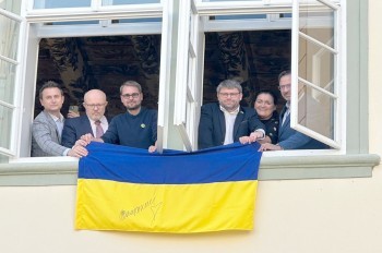 Напротив окон Окамуры вывесили флаг Украины с автографом Залужного