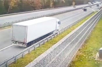 В Чехии пьяный водитель фуры устроил «дрифт» на автомагистрали: видео