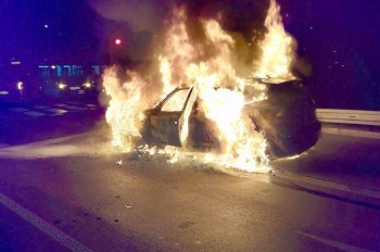 В Праге после ДТП сгорела машина. Виновник сбежал вместе с пассажирами