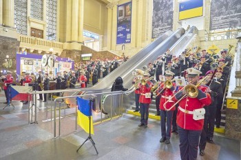 Жест солидарности: оркестр Пражского Града сыграл на вокзале в Киеве гимны Украины, Чехии и ЕС