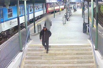 Легко и просто: карманная кража на вокзале в Чехии попала на видео