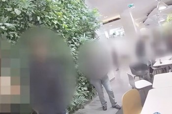 В пражском метро 17-летняя девушка ударила ножом мужчину