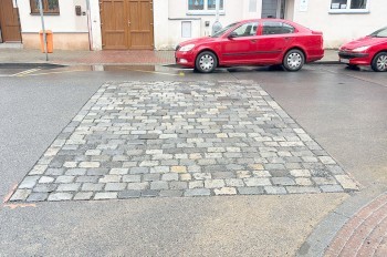 Пражские ремонтники объяснили, зачем кладут брусчатку посреди асфальта