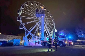 На рождественской ярмарке в Чехии сломалось колесо обозрения. Людей эвакуировали пожарные