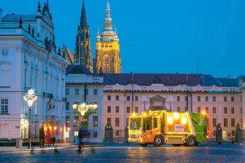 Два мусоровоза в Праге примерили рождественский наряд