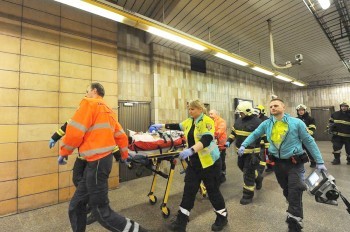 Женщина бросилась под поезд в метро Праги