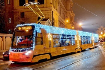 На улицы Праги вышли рождественские трамваи: фото и видео