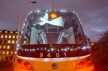 На улицы Праги вышел рождественский трамвай: видео