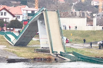 В Праге рухнул пешеходный мост через Влтаву: есть пострадавшие