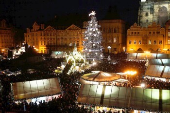 В Праге зажгли главную рождественскую ёлку Чехии: видео