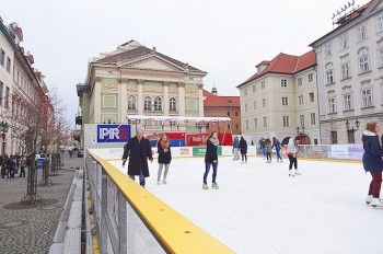 В центре Праги открылся бесплатный каток