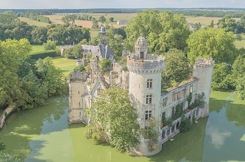 Владельцами замка во Франции одновременно стали 6,5 тыс. человек‍