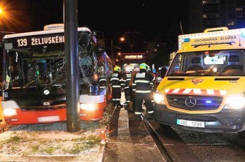 Трамвай столкнулся с автобусом в Праге