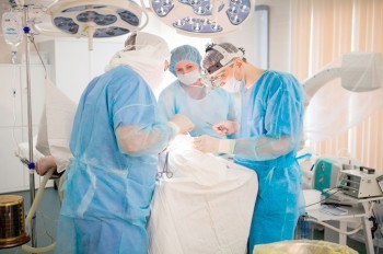 Британский хирург оставлял автографы на печени пациентов