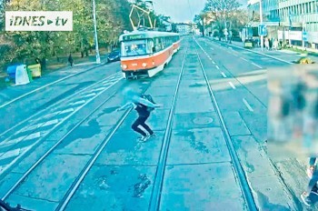Видео: в Чехии школьник чудом не пострадал, попав под трамвай