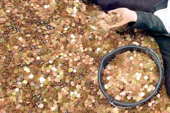 В Германии банковский служащий полгода считал принесенные 2,5 тонны монет