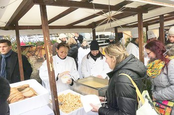 Мэр Праги угостила горожан рождественским супом: видео