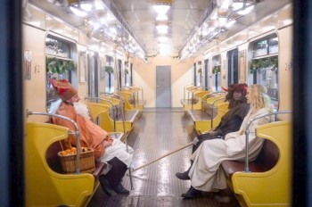 В воскресенье в метро Праги можно встретить святого Микулаша, черта и ангела