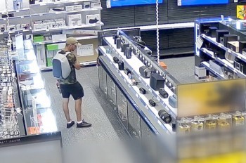 Кража двух колонок из магазина в Праге попала на видео