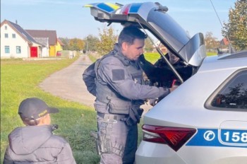 Чешские полицейские сдержали слово, данное раненому мальчику: видео