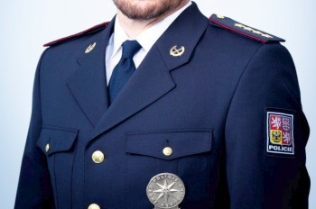 В Праге начался суд над полицейским, оттаскавшим девушку за волосы: видео