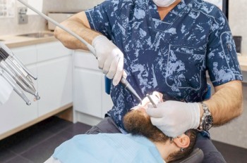 В Чехии пациент обвинил стоматолога в удалении 18 здоровых зубов