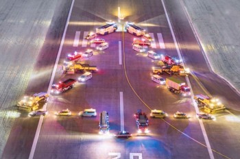 Пражский аэропорт оригинально поздравил пассажиров с Рождеством: видео