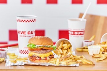 Открытие первого ресторана Five Guys в Праге вновь отложили