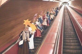 В среду на эскалаторе в метро Праги можно будет увидеть живой вертеп