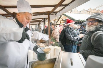 Мэр Праги угостил горожан рождественским супом: фото и видео