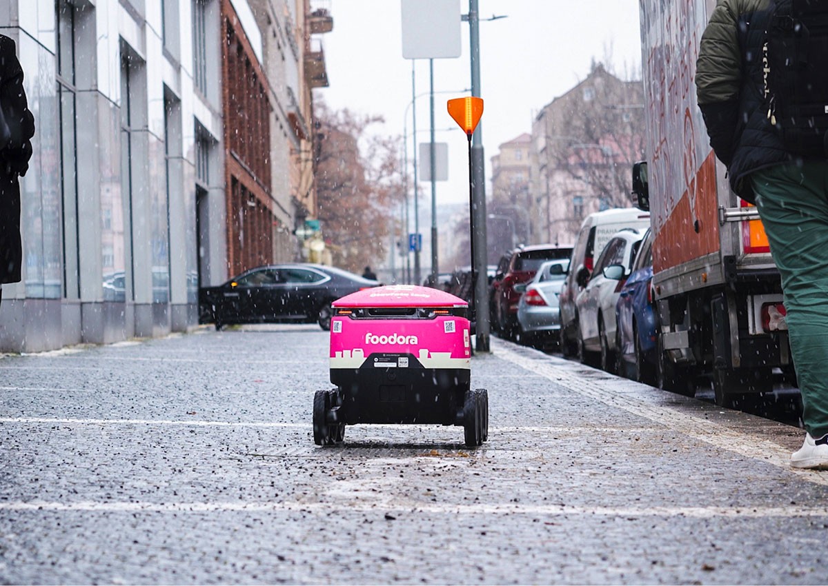 По Праге начали колесить роботы-доставщики
