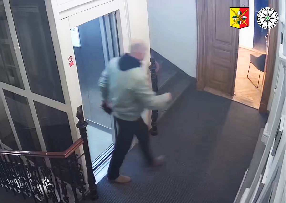 В Праге неизвестному грозит тюрьма за кражу дорогой обуви: видео