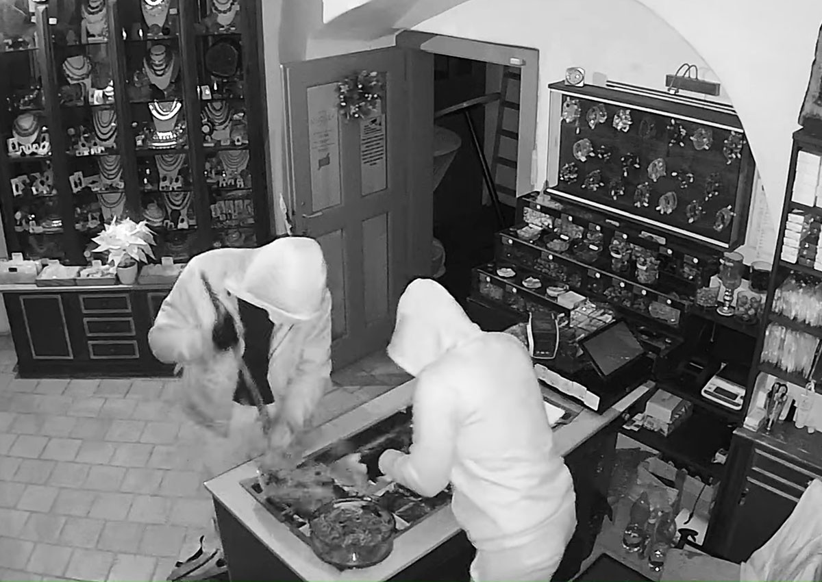 Крупная кража из ювелирного магазина в Чехии попала на видео