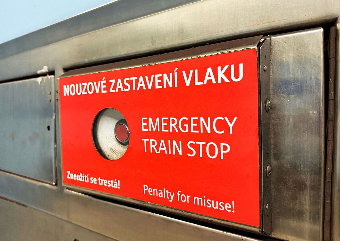 Пассажиры стали чаще нажимать на красную кнопку в метро Праги