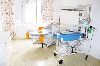 В чешском роддоме за сутки реанимировали четырех младенцев. Врачей отстранили от работы