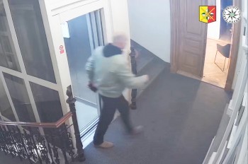 В Праге неизвестному грозит тюрьма за кражу дорогой обуви: видео