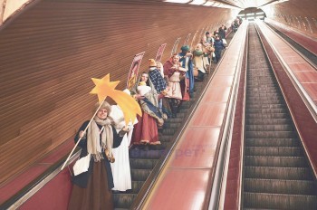 На эскалаторе в метро Праги можно будет увидеть живой вертеп