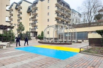 Суд Праги окончательно оправдал активистов, нарисовавших флаг Украины под окнами россиян