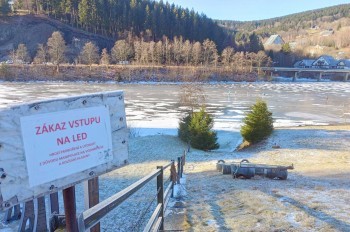 В Чехии «мать года» каталась по тонкому льду с детской коляской: видео